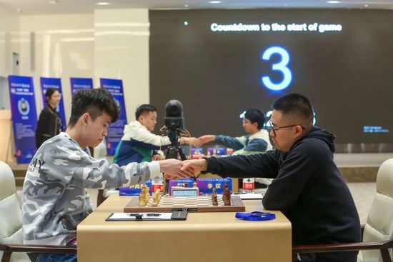 进球助攻这些数据不言自明，但当我再年长一些，尤其是有了孩子以后，我要向他们讲述的萨拉赫可不只是进球和助攻，而是他用自己的方式，对身边队友的激励，还有他身上的榜样和领袖风范。